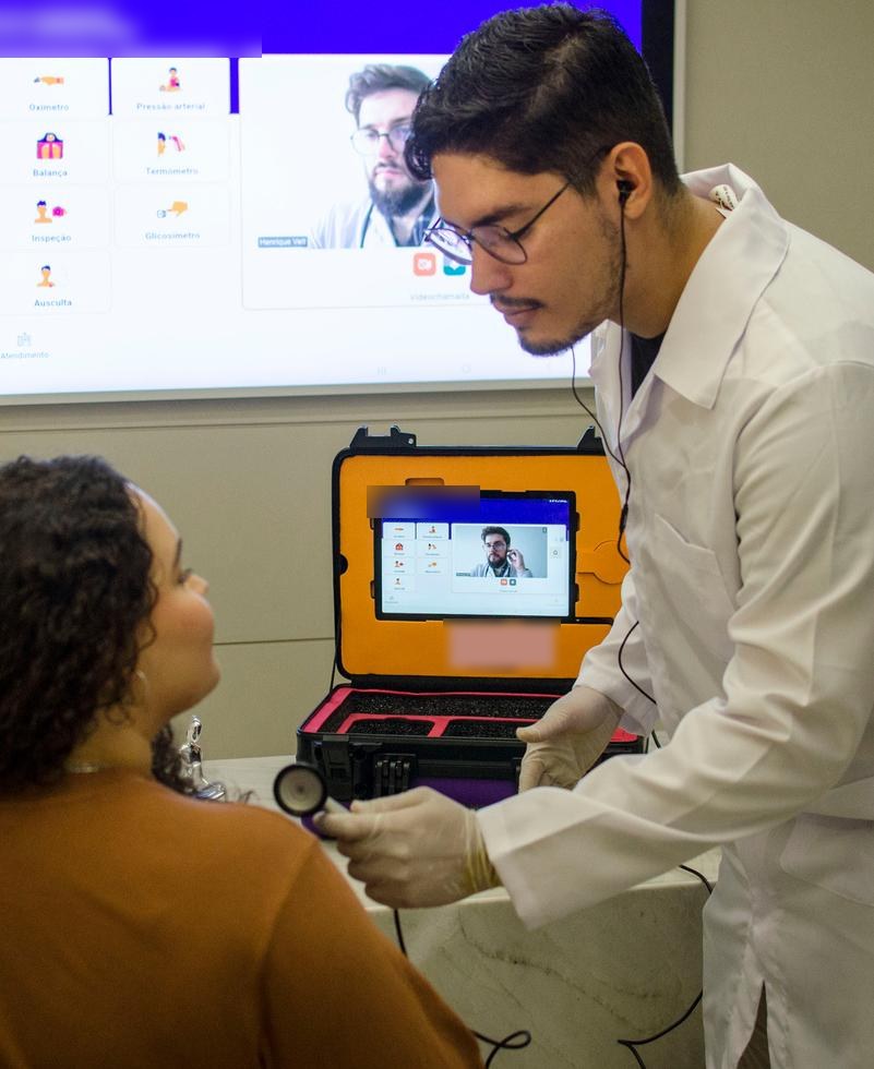 Profissional de saúde realizando exame físico remoto com dispositivos conectados